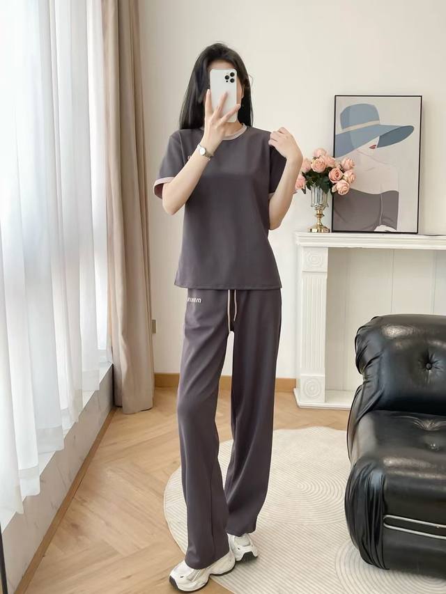 新款Miumiu两件套套装，采用醋酸棉双面撞色面料柔软舒适，时尚简约风高品质！两色三码 Sml