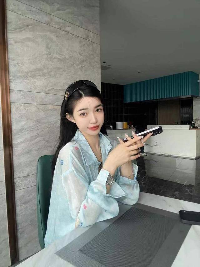 防晒套装 L V防嗮套装 满幅老花字母Logo印花图案 夏日氛围感拉满 面料透气又不闷热 翻领衬衣上衣短裤 的组合 多种穿搭 干净又利落的设计 蓝色 码数：Sm
