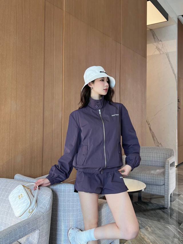 防晒套装 Miu'mi* 立领运动防晒外套松紧腰短裤 经典刺绣Miu字母Logo装饰 宽松随意 运动防风防晒 休闲时尚 套装搭配 可盐可甜 紫色 卡其色 码数：