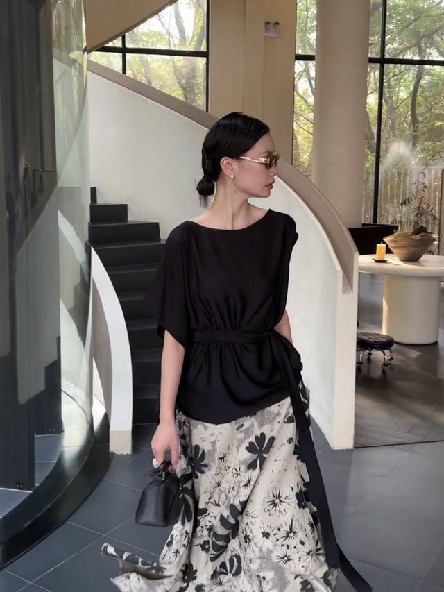 大爆款继续翻单出货！真丝双乔系列款！彩虹系列！收腰绑带上衣！百搭神器 不挑身材 高品质的跑量爆款！S-Xl单款六色 黑 白 粉 黄 绿 蓝！