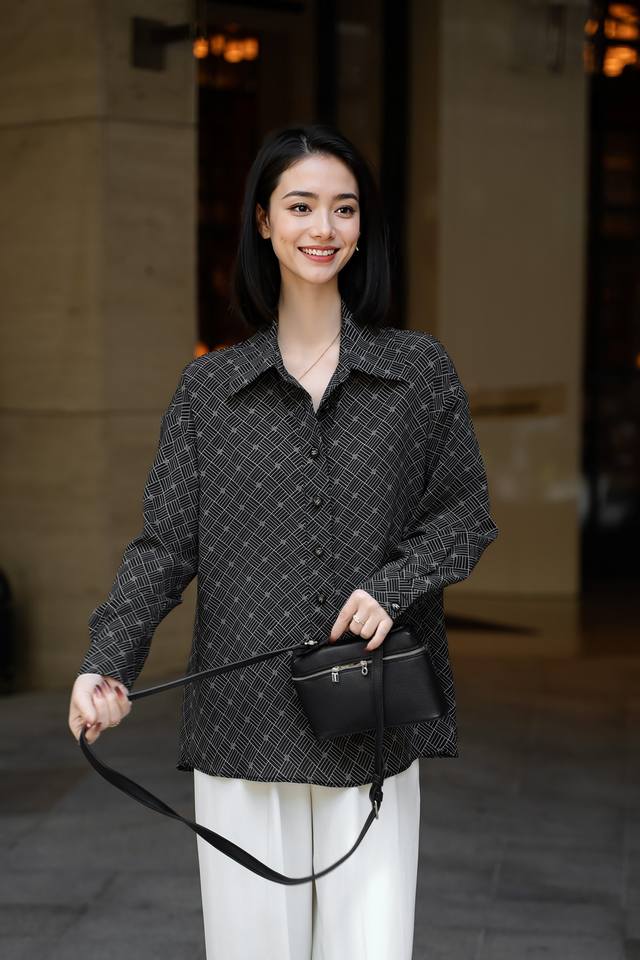 Chane*原单品质衬衫，神仙颜值的新配色系列，经典印花真丝衬衫！100%真丝，上身减龄绝绝子，经典版型时髦又高级，强烈推荐，Smlxl