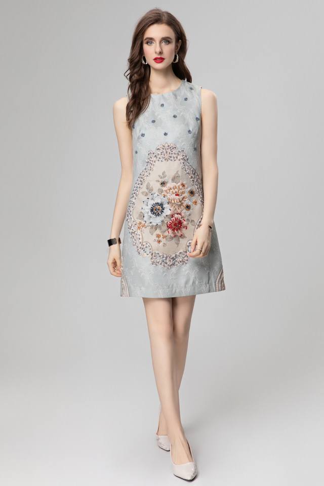 蓝色富贵花A字 码数: S -M-L-Xl 颜色: 图片色 尺寸: S码 胸围：84Cm 肩宽：36Cm 裙长：84Cm 面料: 进口浮雕织锦提花金线面料 备注