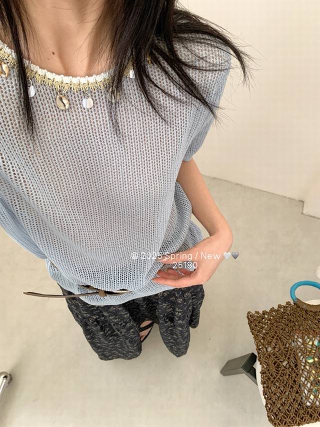 领口链条贝壳短袖