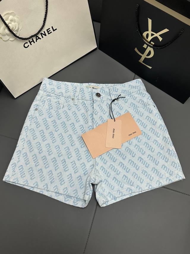 New 新品上架 早春新品 Miu 提花满印爆款提花短裤，采用进口纯棉老花金丝面料舒适 A字版型 上身遮肉显瘦 任何腿型都能驾驭 修饰腿形于无形 可甜可盐 高级