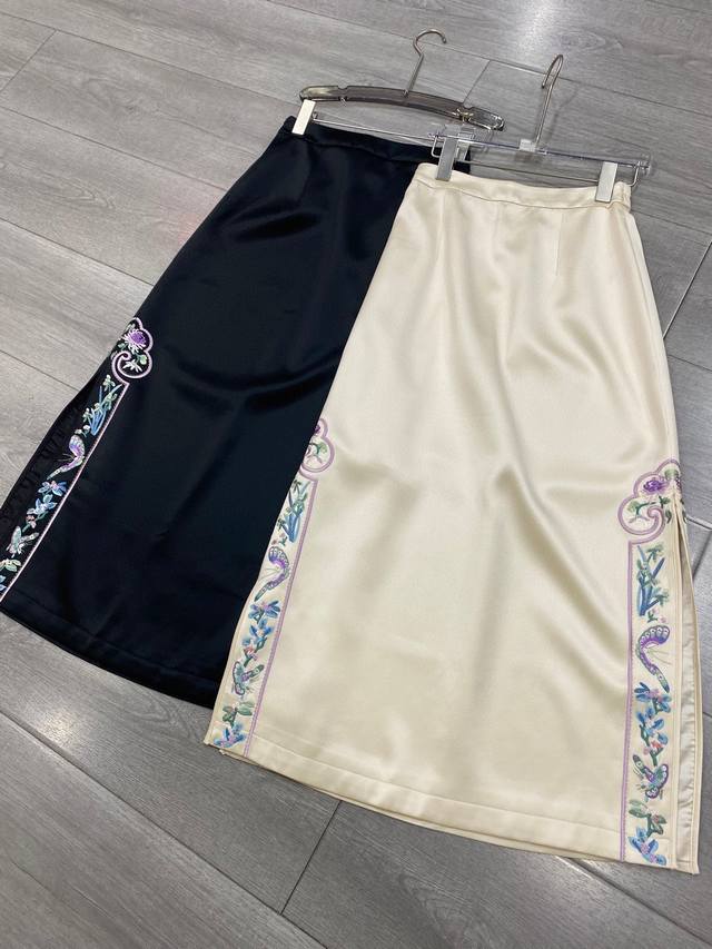 上新啦新款上新时尚新中式重磅醋酸富贵如意蝶恋花刺绣百搭半裙 材质 三醋酸 里料 弹力缎 尺寸 S-Xxl 颜色 黑色 杏色