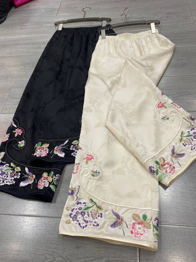 上新啦新款上新时尚新中式人丝提花如意绣球花刺绣百搭阔腿裤 材质 人丝提花 里料 弹力缎 尺寸 S-Xxl 颜色 杏色，黑色