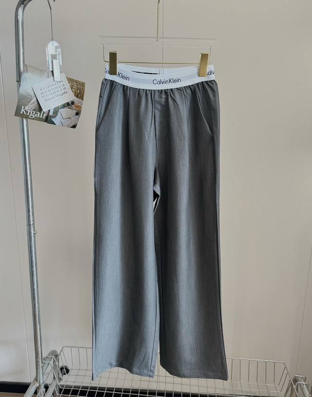 品名： * 全新织带腰标休闲西裤 尺码：S.M.L 颜色：灰色 独家爆款首发，Ck最新织带腰边西裤，一条巨百搭的神裤！穿搭的尽头是不限风格！时尚的尽头是极简！梦