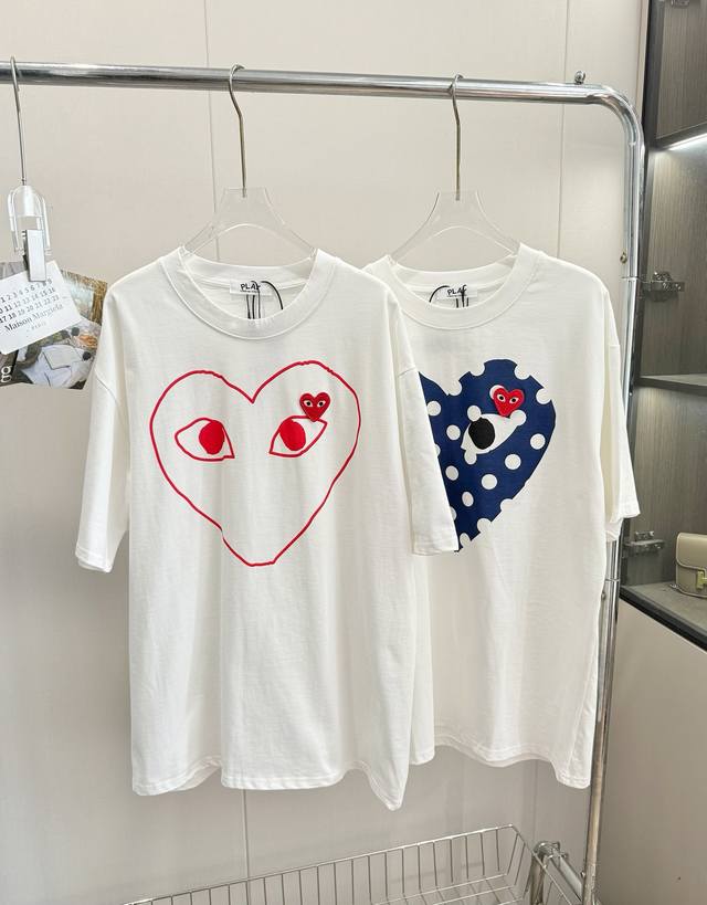 品名：Cdg川久日本限定爱心短袖T恤 尺码：M.L 颜色：白色 宅女同款 ，一秒穿出日杂氛围感 。这件直接收获9999+点赞！ 日潮玩家必入！川久保玲日本限定短