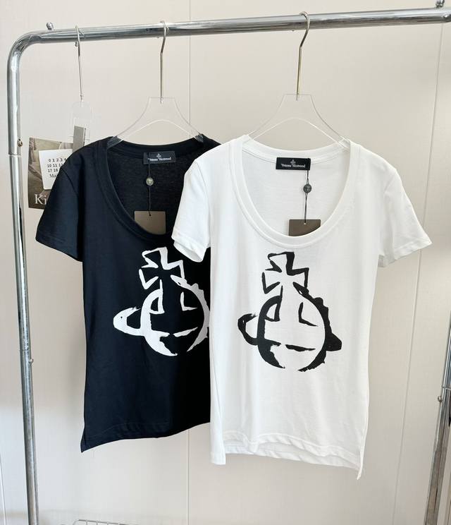 品名：* 西太后土星全新涂鸦大U领短袖 尺码：S.M.L 颜色：白色 黑色 提前5G入夏，这款简约的西太后也了，西太后 白色 纯欲感十足，一整个爱住，夏天赶紧锁