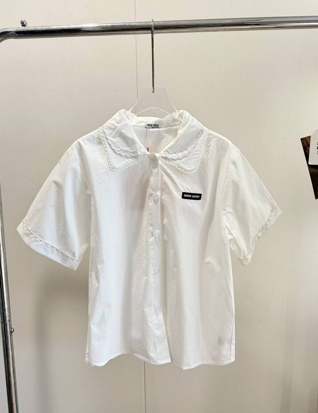 品名：Mium*U 徽标双领娃娃领短袖衬衫 尺码：S.M 颜色：白色 Miu简直就是少女界的天花板，溢出满屏的青春活力感。一套上身简直美爆了，很难不爱啊。上衣做