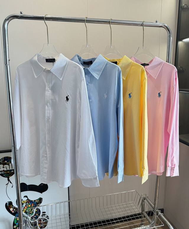 品名：Ralph Laur*N 拉夫刺绣马标亚麻衬衫 尺码：M.L 颜色：白色 粉色 黄色 蓝色 一个字“绝”来形容Ta，经久不衰的经典款，让精致与舒适变成一种