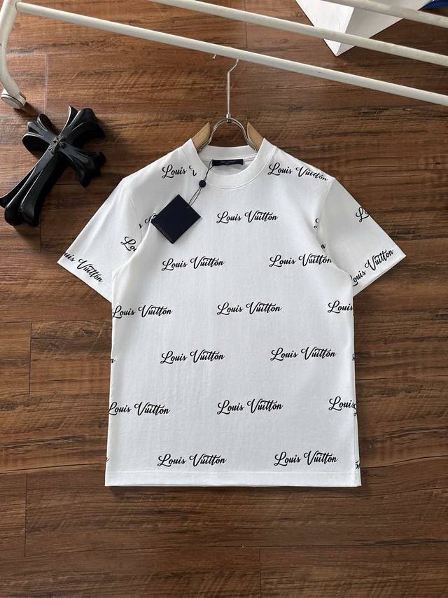 Lv 2025春夏新款男女同款短袖T恤，！定制专属纯棉面料，定制原版工艺螺纹，胸前重工字母Logo工艺设计！简约大方，从容百搭，档次极高，完美融入时尚还有风情感