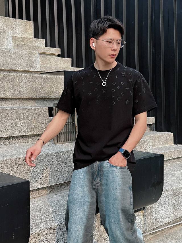 Lv 夏季新品全新工艺，高定面料 玉蚕丝般的丝滑 时尚经典圆领短袖时尚单品设计，更加时尚舒适，高标准定制，上身非常有型 客供辅料，客供进口高档面料质感非常细腻，