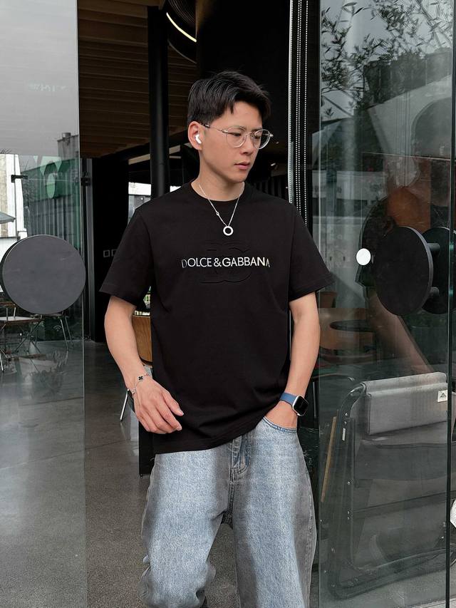 杜嘉班纳 夏季新品全新工艺，高定面料 玉蚕丝般的丝滑 时尚经典圆领短袖时尚单品设计，更加时尚舒适，高标准定制，上身非常有型 客供辅料，客供进口高档面料质感非常细