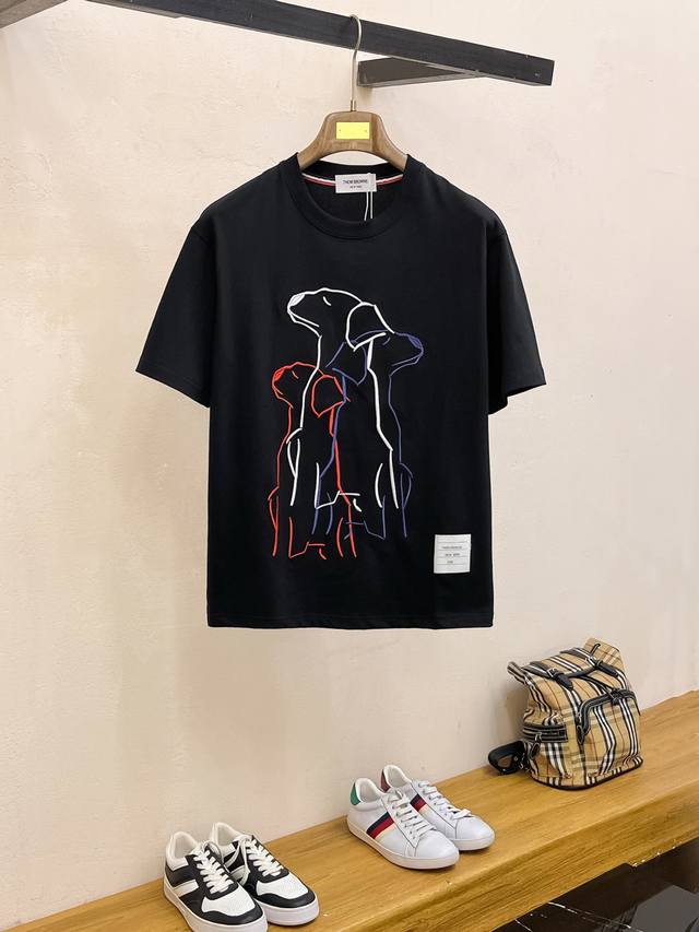 市场有仿版认准工艺和面料 25Sstb家纯棉最新面料 最高版本 胸前撞色小狗重工刺绣工艺经典标识图案Logo时尚简约潮流短袖，最顶级的品质专柜原单短袖，顶级制作