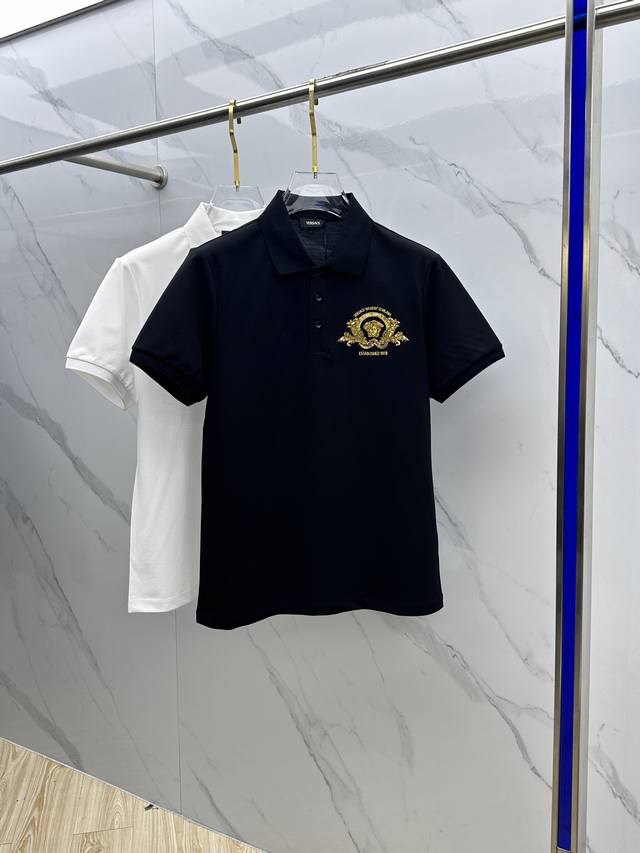 Versace 范思哲 2025春夏新品丝光珠地面料短袖衫；刺绣烫钻金色美杜莎 定制100支丝光珠地面料，主打舒适透气！螺纹翻领袖口 纽扣也是原版定制！非常值得