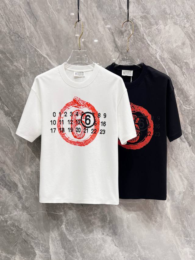 马吉拉单穿打底都是首选 高定面料 240克纯棉 2025春夏新品短袖时尚经典圆领短袖时尚单品设计，更加时尚舒适，高标准定制，上身非常有型，胸前品牌经典Logo