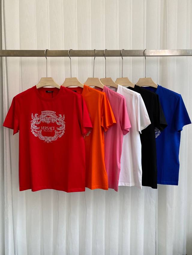 Vers&Ace 25春夏新品水晶Crest Logo短袖T恤，正面饰有水晶装饰的Versace Crest图案，采用定制80支双股丝光棉面料；黑色 白色 紫色