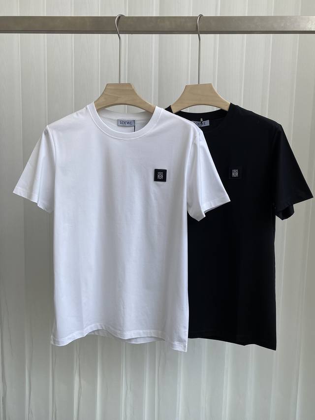 c Loe&We.25春夏新品经典Anagram Logo五金皮牌徽章短袖T恤，衣橱典范单品演绎品牌标志性风格，为男士衣橱注入新意。采用定制80支双股丝光棉面料