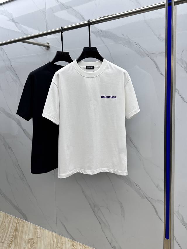 Balenciag*巴黎 世家 2025Fw春夏新品圆领打底外穿T恤，立体感Logo常规半袖纯棉打底T恤，棉，手感面糯有骨感，柔而有韧性。工艺处理，韧性和抗皱性