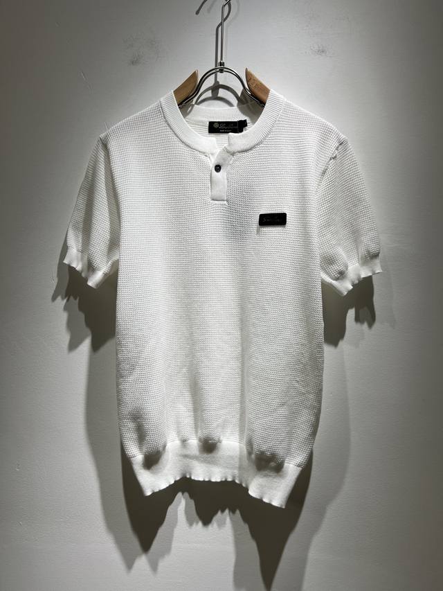 Loro Piana诺悠翩雅 2025早春男士最新的贸易订单翻领针织短袖T恤，全品相！！上身舒适透气，不僵硬，整体有着丰富的立体感，品质出口订单，胸前皮革Log