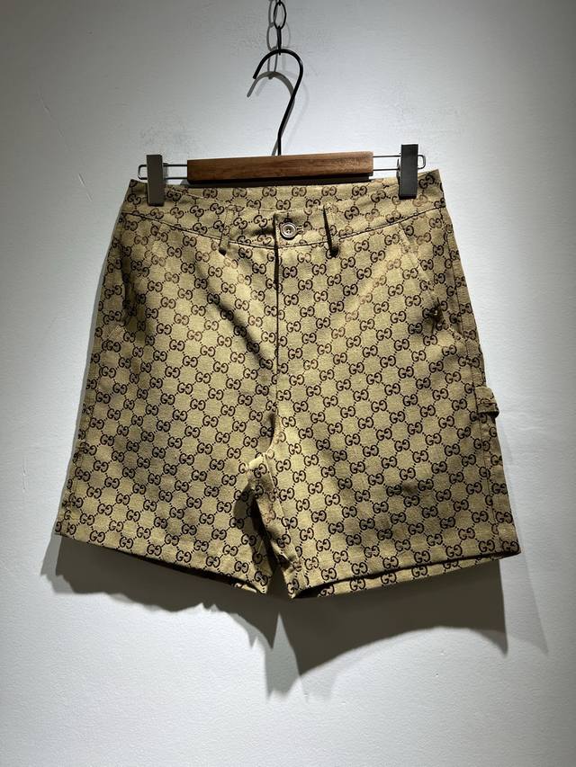 Gucc* 古家 2025春夏新品男女同款时尚水洗牛仔短裤，纯正 香港洋行渠道货 经典明星级单品，丹宁牛仔裤属于衣橱的必备单品，属于日常混搭和造型的利器 每个细