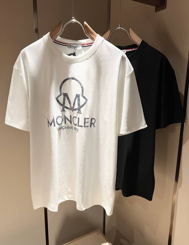 Moncler蒙家 2025春夏最新男女同款贸易订单短袖T恤，全品相！！网红款！采用Logo图案压胶设计！上身舒适透气，不僵硬，整体有着丰富的立体感，品质出口订