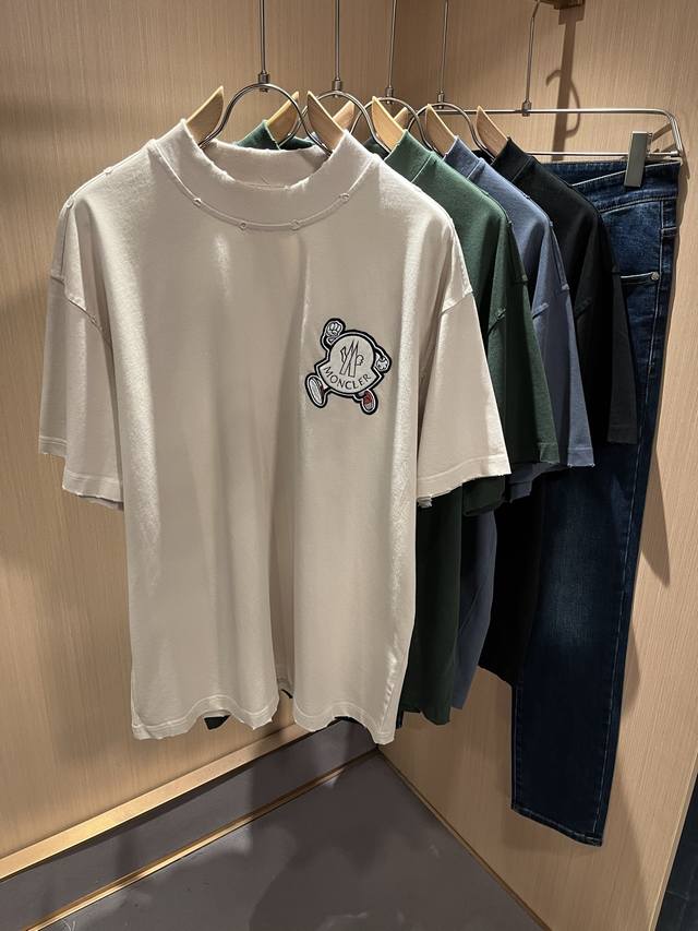 Moncler蒙家 2025春夏男女同款情侣款最新的贸易订单破洞短袖T恤，全品相！！网红款！采用Logo图案徽章设计！上身舒适透气，不僵硬，整体有着丰富的立体感
