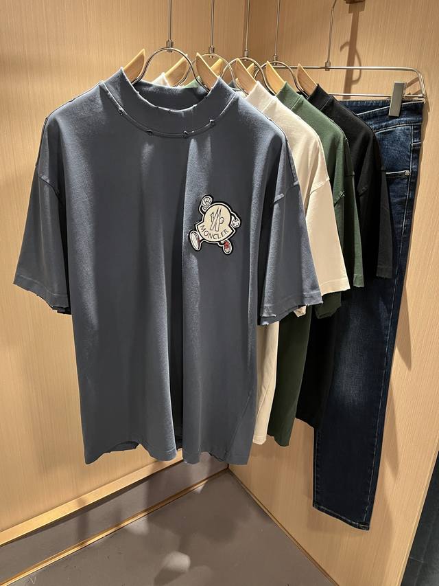 Moncler蒙家 2025春夏男女同款情侣款最新的贸易订单破洞短袖T恤，全品相！！网红款！采用Logo图案徽章设计！上身舒适透气，不僵硬，整体有着丰富的立体感