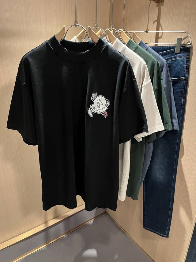 Moncler蒙家 2025春夏男女同款情侣款最新的贸易订单破洞短袖T恤，全品相！！网红款！采用Logo图案徽章设计！上身舒适透气，不僵硬，整体有着丰富的立体感