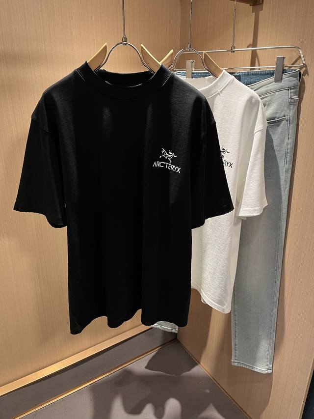 Arcter*X始*祖鸟 2025春夏新款男女同款短袖T恤，户外品牌可能大家第一想到的就是加拿大鹅、始祖鸟。给人一种标签试的感觉！除了在款式设计上颇有造诣之外，