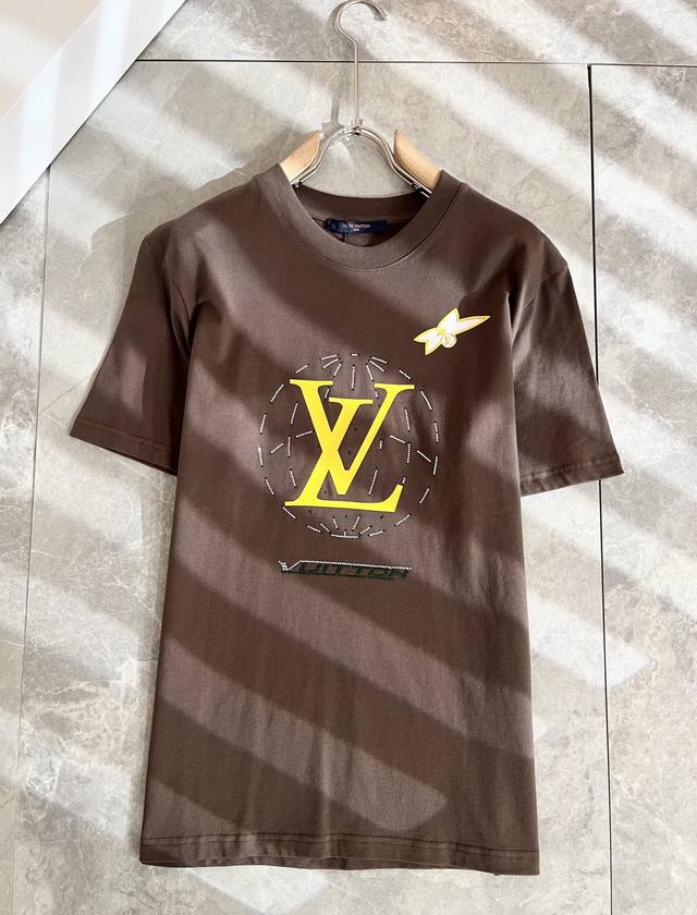 Louisvuitt*路易*登 2025春夏全新系列单品上线，非常时髦前卫的一款男女同款短袖T恤，标识Logo图案压胶修饰！区别于以往的不同，宣示品牌传承多年的