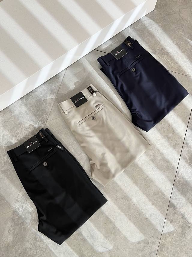 Kiton 2025春夏新品男士高端休闲百搭四季通勤修身剪裁休闲裤！对于粉丝来说，这样大气的经典设计足矣一眼种草，是今年所有牛仔裤当中最帅的一个系列，我只需要看