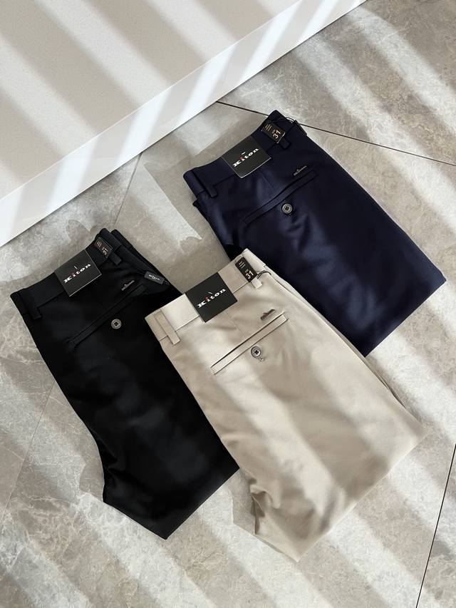 Kiton 2025春夏新品男士高端休闲百搭四季通勤修身剪裁休闲裤！对于粉丝来说，这样大气的经典设计足矣一眼种草，是今年所有牛仔裤当中最帅的一个系列，我只需要看