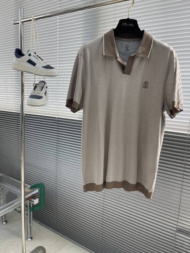 Bc 25Ss新款小V领针织Polo 一件男士短袖针织Polo衫搞定你的夏日穿搭难题 小V领设计经典又百搭，修饰颈部线条，让你瞬间化身利落型男。随性与优雅，经典