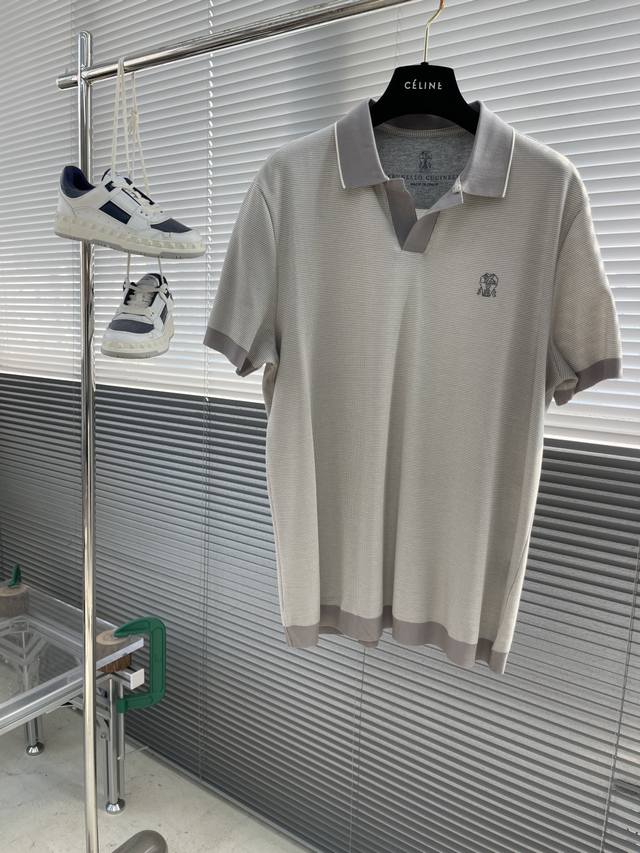 Bc 25Ss新款小V领针织Polo 一件男士短袖针织Polo衫搞定你的夏日穿搭难题 小V领设计经典又百搭，修饰颈部线条，让你瞬间化身利落型男。随性与优雅，经典