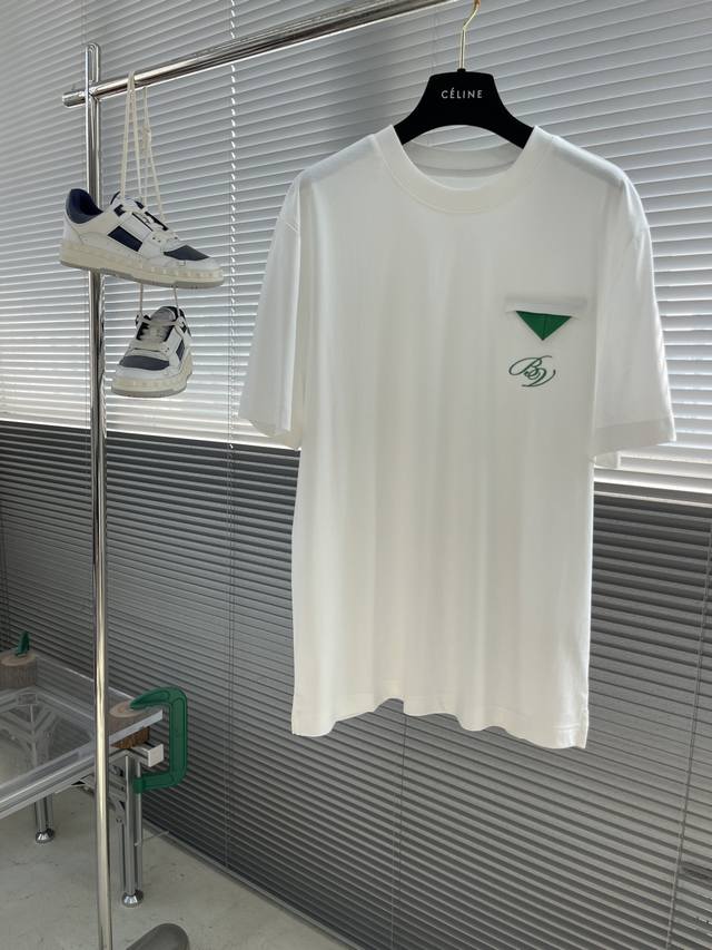 Bv 2025 夏季最新款男士圆领短袖T桖， Bv经典品牌Logo倒三角设计，简约之中藏着奢华奥义，低调而醒目，彰显品牌独特格调！圆领设计贴合颈部线条，舒适自在