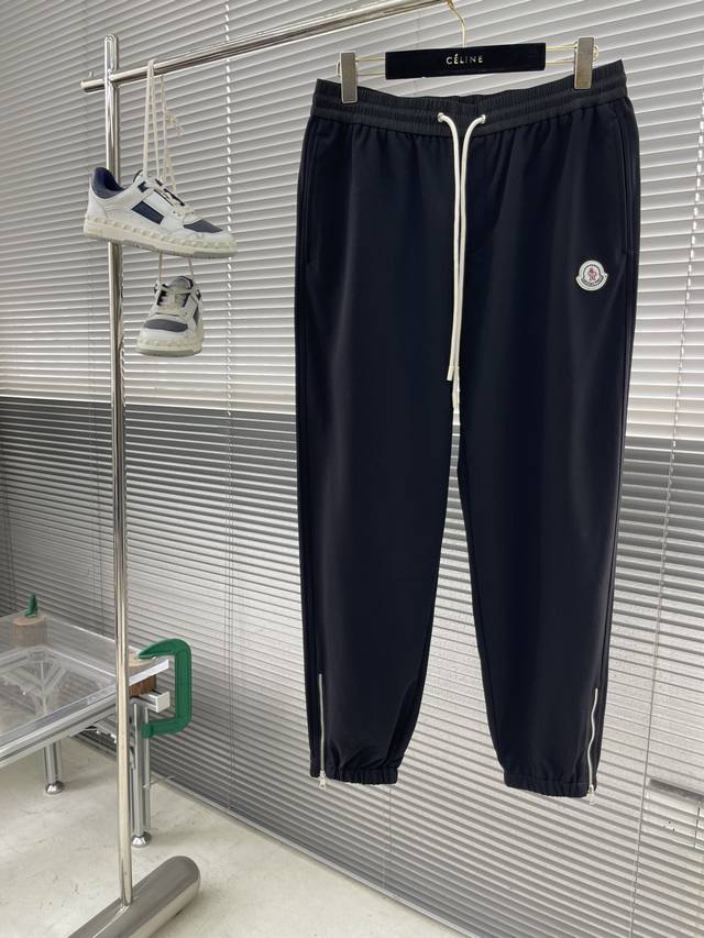 Mon 2025春夏系列休闲卫裤 尺码： M-4Xl 版型： 直筒休闲裤 工艺：前幅刺绣工作设计 下脚有拉链设计 可以阔腿裤小脚裤 简约大方