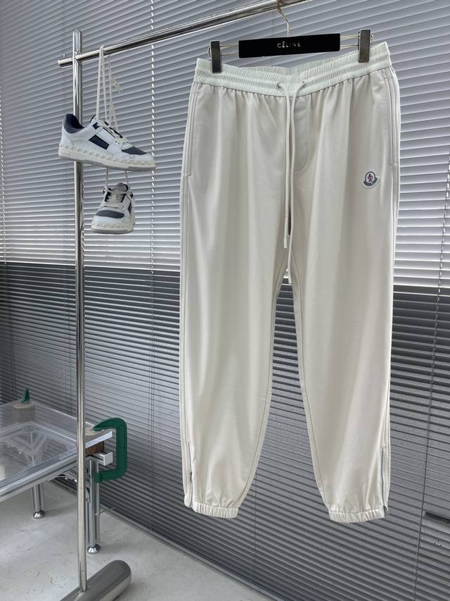 Mon 2025春夏系列休闲卫裤 尺码： M-4Xl 版型： 直筒休闲裤 工艺：前幅刺绣工作设计 下脚有拉链设计 可以阔腿裤小脚裤 简约大方