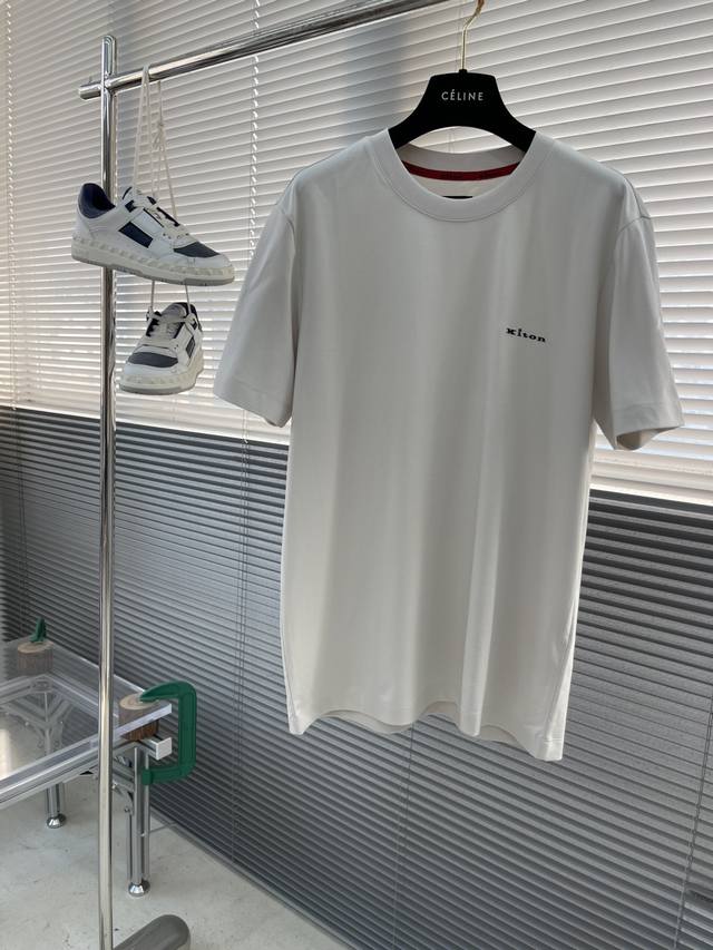 Kiton 奇顿 刺绣男士圆领雅古粒短袖T恤，一个来自那不勒斯的品牌，被称为“意大利男装三巨头之一”因为工艺顶级，对面料极其讲究，非常能彰显身份，一直是名流政要
