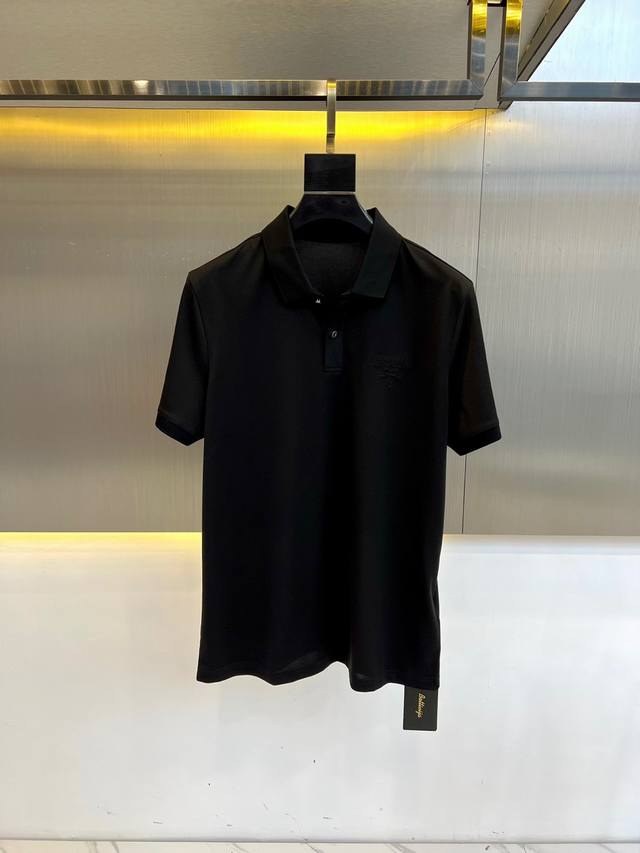 Prad普拉、25Ss早春新款桑蚕丝混纺针织翻领短袖Polo Shirt。选用客供进口46.1%聚酯纤维，44.6%长绒棉，4.8%桑蚕丝，4.5%氨纶混纺纱线
