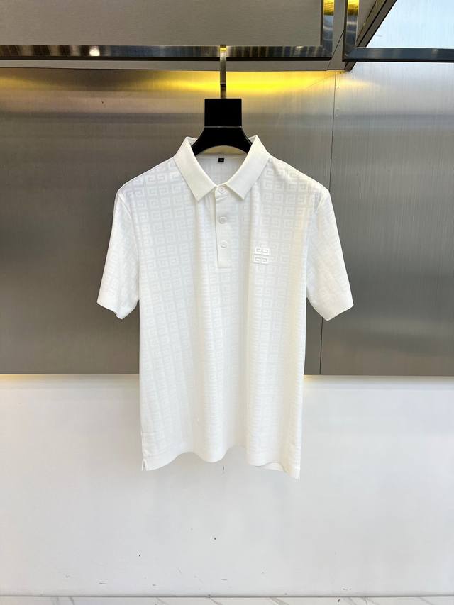 Given纪梵希、25Ss春夏新款进口冰丝混纺针织短袖翻领Polo衫。采用客供进口65.2%莱赛尔29.3%棉5.5%冰丝混纺材质，面料干爽透气，不易磨损，棉与