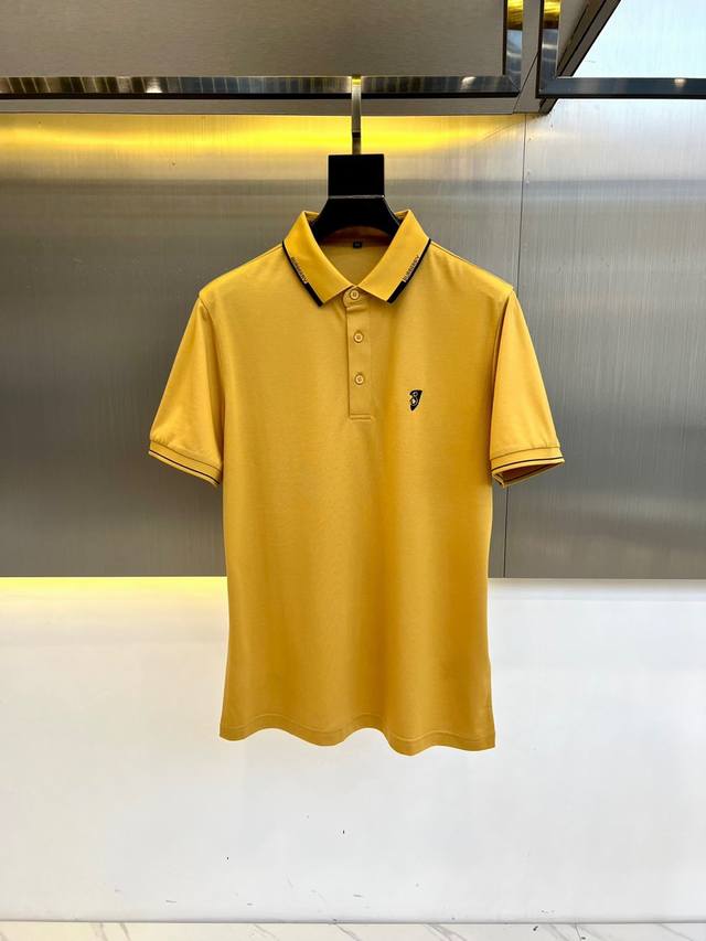 Bur巴宝莉、2025S夏季新品，设计时尚翻领战马Polo衫，客供进口顶级100%驻地丝光棉制成，面料质地轻薄，具有优越的防皱性与耐久性，着穿冰丝爽滑，如皮肤衣