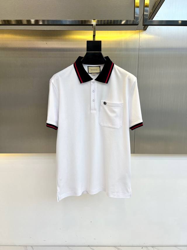 Gucc古驰、25S新款Gu家族撞色织带装饰针织Polo衫，男士复古学院风轻奢翻领T恤。大秀复古风潮，衣袖饰有撞色织带，源自美国东北部常春藤盟校的学院风格，持续