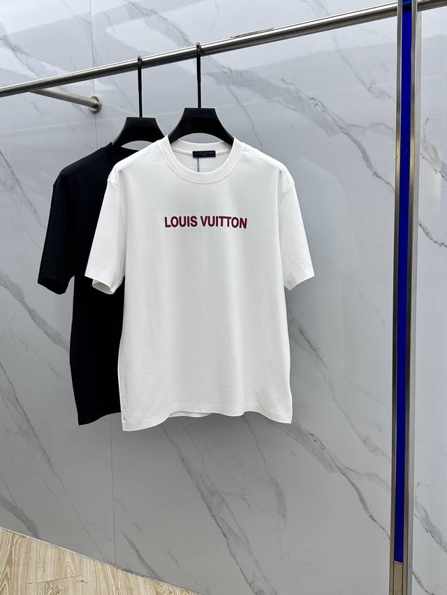 Louis Vuitton 路易威登 2025Fw春夏新品圆领打底外穿T恤，立体感Logo常规半袖纯棉打底T恤，柔软而有韧性。工艺处理，韧性和抗皱性能得到大幅度