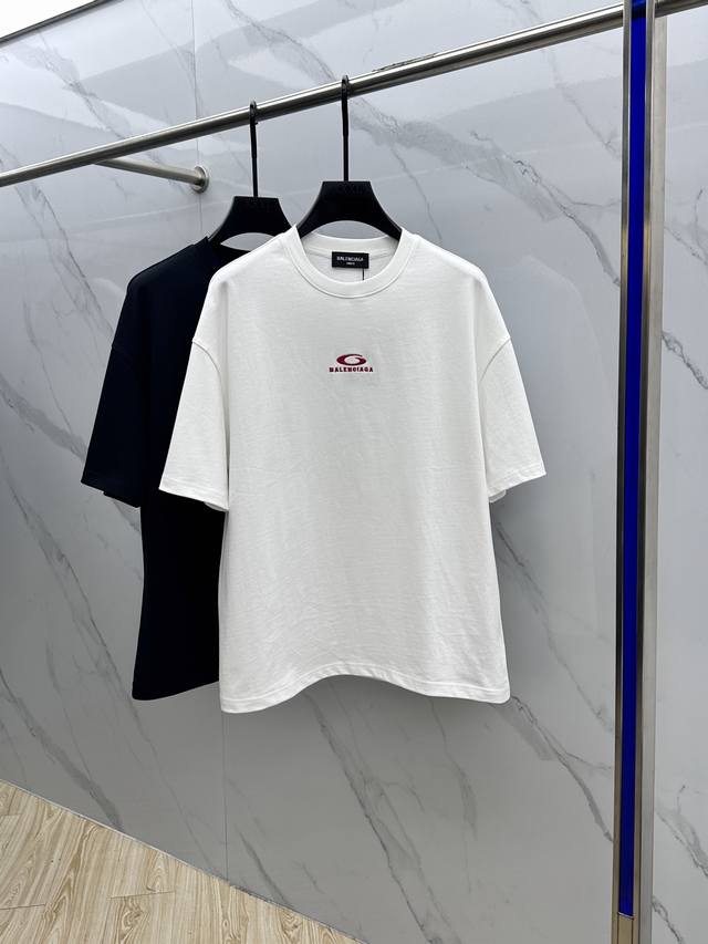 Balenciaga 巴黎世家 2025Fw春夏新品圆领打底外穿T恤，立体感Logo微廓形半袖，活性纯棉打底T恤，棉，手感面糯有骨感，柔而有韧性。工艺处理，韧性