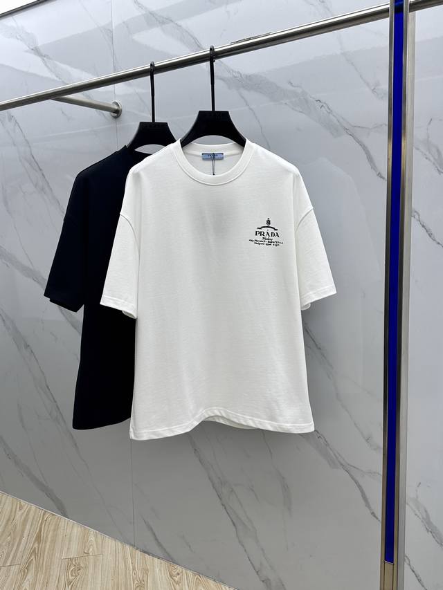 Prada 普拉达 2025Fw春夏新品圆领打底外穿T恤，立体感Logo微廓形半袖，活性纯棉打底T恤，棉，手感面糯有骨感，柔而有韧性。工艺处理，韧性和抗皱性能得