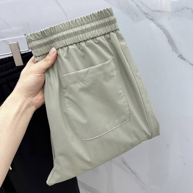 LV*路易*威登 2025爆款春夏新品休闲裤，官网同步发售，裤身极简工艺设计，进口客供辅料、面料定制，烧花工艺，代工厂P出品免检！每个细节做到极致，原版五金配件