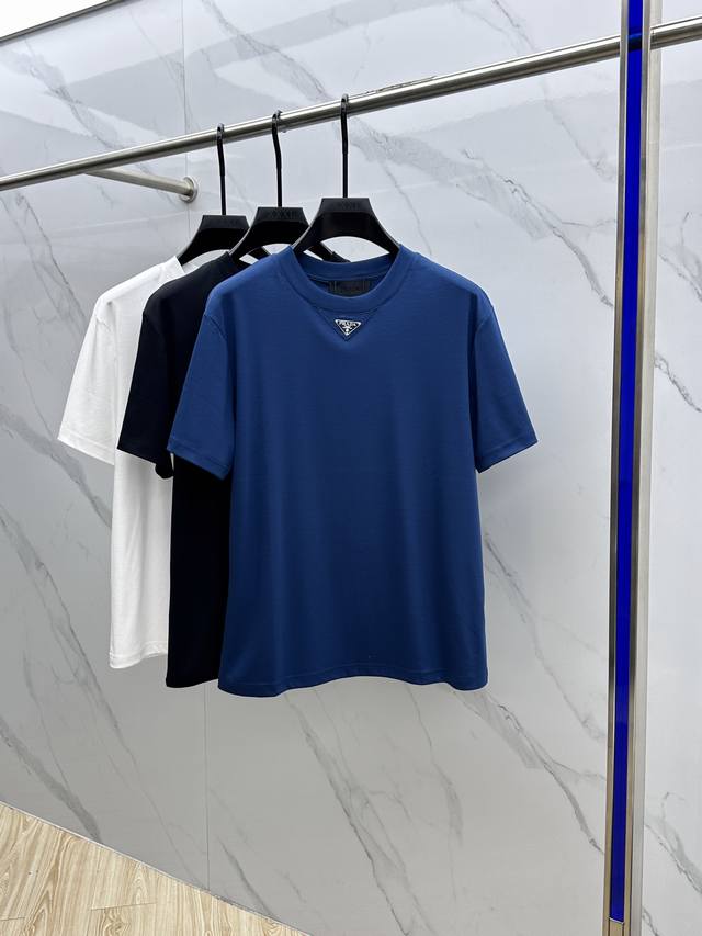 Prada 普拉达 2025春夏新款首发专柜最新款短袖圆领T恤 高端订制 设计前卫时尚！品牌Logo重工艺设计 高端定制丝光长绒棉面料.手感柔软.穿着舒适.专柜