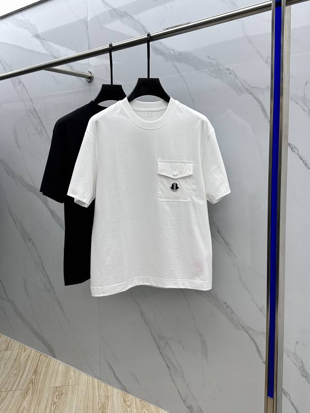 Moncler 蒙口 2025Fw春夏新品圆领打底外穿T恤，立体感Logo微廓形半袖活性纯棉打底T恤，棉，手感面糯有骨感，柔而有韧性。工艺处理，韧性和抗皱性能得